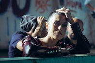 Operation Marea Negra – Gema (Nerea Barros) macht Nando ein finanziell verlockendes Angebot, nachdem sie einen illegalen Kampf von ihm gesehen hat.