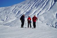 Hoagascht – Moderatorin Conny Bürgler und Rudi Mathies (aeltester Skilehrer am Arlberg) beim Skifahren im Skigebiet Zürs am Arlberg