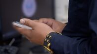 Schmugglern auf der Spur – CBP-Beamter Olivas durchsucht das Handy eines Verdächtigen und entdeckt verdächtige Videos von möglichem Menschenschmuggel in El Paso, Texas.