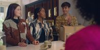 Spellbound - Verzaubert in Paris – Amy (Imogen Mackie Walker, l.) und Lola (Gomolemo Kitso Tsagae, M.) haben den Auftrag Adrian (Cameron James-King, r.) zu beobachten.