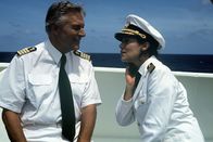 Das Traumschiff – 4. Kapitän Hansen (Heinz Weiss) hält seiner Nachfolgerin Charlotte Wentzel (Hannelore Elsner) eine Standpaukt über Menschen und Menschlichkeit. Doch diese ist nicht die karrierebesessene Frau, für die er sie gehalten hat...