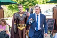 Inspector Barnaby – DS Jamie Winter (Nick Hendrix, l.), Assistent von DCI John Barnaby (Neil Dudgeon) entpuppt sich im Fall einer mit einem Comic erstickten alten Dame als Superheld-Fan, was nicht zu übersehen ist.