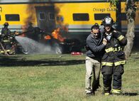 Chicago Fire – Schleppt ein Opfer aus dem Wrack:Jesse Spencer als Matthew Casey (Copyright SRF/NBC Universal)