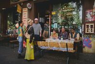 neoriginal: Späti – Alle beisammen - Von links: Aylin (Gülseren Erkut), Luna (Maja Bons), Fred (Wilson Gonzalez), Maya (Zeynep Bozbay), Marianne (Eva Weißenborn), Helmut (Torsten Michaelis), Rashid (Falilou Seck)