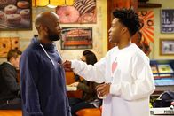 Superior Donuts – Sweatpants (Rell Battle, l.) und Franco (Jermaine Fowler, r.) wollen sich nicht einfach aus ihrer Wohnung vertreiben lassen und planen eine Protestaktion - mit ungeahnten Folgen ...