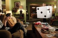The Middle – Als Sues (Eden Sher, r.) Halloweenkostüm weder bei Axl (Charlie McDermott, l.) und Brick (Atticus Shaffer) gut ankommt, noch bei den Jungs auf der Party, die sie damit besucht, gibt ihr das zu denken. Deshalb soll ihr Vater Mike ihr zeigen, wie man Jungs beeindruckt ...