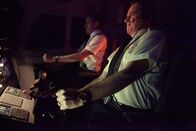 Mayday - Alarm im Cockpit – Der Erste Offizier Thurner (gespielt von Pierre Simpson) und Kapitän Welch (gespielt von Michael Rhoades) kämpfen darum, die Kontrolle über das Flugzeug wiederzuerlangen, als Lauda Air Flug 004 der Lauda Air den Auftrieb verliert und auf den Boden stürzt.