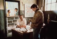 Taxi Driver – Nach dem Krieg findet Travis Bickle (Robert De Niro, r.) einen neuen Arbeitgeber (Joe Spinell, l.) und bekommt einen Job Taxifahrer.