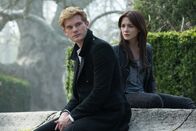 Fallen - Engelsnacht – L-R: Daniel (Jeremy Irvine); Luce (Addison Timlin)