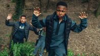 neoriginal: Generation Z – Kofi (D’angelou Osei-Kissiedu, r.), Michael (Robert James-Collier, l.) und Karen (T'Nia Miller, M.) sind auf der Flucht vor den Zombie-Horden.