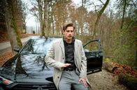 Sturm der Liebe – Paul (Sandro Kirtzel) hält es nicht mehr im Auto aus. Sein schlechtes Gewissen lässt ihm keine Ruhe und er droht die Kontrolle zu verlieren.
