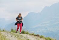 Puls – Moderatorin Daniela Lager im Gebiet der Ibergeregg, SZ, zu Fuss unterwegs