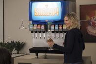 The Good Place – Während sich Eleanor (Kristen Bell) mit Michaels Sturheit auseinandersetzen muss, wird Janet plötzlich von Glitches geplagt ...