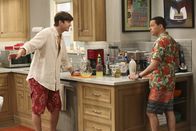 Two and a Half Men – Wollen Spielkameraden für Louis suchen, um nicht immer dessen Alleinunterhalter zu spielen: Alan (Jon Cryer, r.) und Walden (Ashton Kutcher, l.) ...