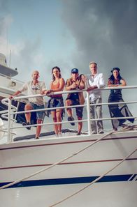 Retter der Meere: Tödliche Strandung – Die Retter der Meere (v. li. n. re.:): Morten Solheim (Erik Madsen), Manuela Hauser (Haley Louise Jones), Pit Wagner (Daniel Roesner), Reno Finnings (Hannes Jaenicke) und Yuna Bartosch (Luka Omoto).