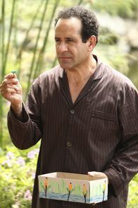 Monk – Nachdem Monk (Tony Shalhoub) sich hypnotisieren lassen hat, benimmt er sich plötzlich wie ein kleiner Junge. Offenbar hat Dr. Climan Monk in ein frühes Stadium seiner Kindheit versetzt ...