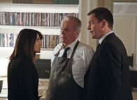 Navy CIS – Tonys (Michael Weatherly, r.) Vater (Robert Wagner, M.) taucht plötzlich mal wieder auf, um die Freundin (Marisol Nichols, l.) seines Sohnes kennenzulernen. Wird das gutgehen?