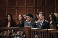 How I Met Your Mother – Stehen Marshall in seinem wohl größten Fall seiner Karriere bei: Ted (Josh Radnor, vorne 2.v.r.), Barney (Neil Patrick Harris, vorne r.), Lily (Alyson Hannigan, 2.v.l.) und Robin (Cobie Smulders, l.) ...