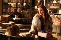 Castle – Meredith (Darby Stanchfield, r.) kommt spontan zu Besuch, um sich um ihre kranke Tochter Alexis (Molly C. Quinn, l.) zu kümmern ...