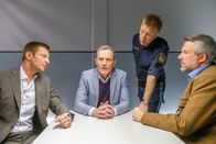 Die Rosenheim-Cops – Die Kommissare Hansen (Igor Jeftic, l.) und Stadler (Dieter Fischer, r.) sowie Polizist Mohr (Max Müller, 2.v.r.) verdächtigen den Ehemann der Toten, Werner Kalb (Sven Kramer, 2.v.l.) .