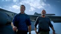Hawaii Five-0 – Joe White (Terry O'Quinn, r.) kommt mit einem hochansteckenden Patienten nach Hawaii. Als dieser entführt wird, müssen Steve (Alex O'Loughlin, l.) und seine Kollegen schnell handeln - bevor Schlimmeres passiert ...