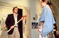 Kommissar Rex – Egon Haas (Herbert Trattnigg) ist in den Kindergarten eingedrungen, um Helga (Elisabeth Lanz, re.) und Tochter Sabine (Sabine Muckenhuber) zu ermorden.