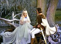 Das Schloss hinterm Regenbogen – Das Sonnenblumenmädchen (Carmen Stanescu) hilft dem Bauernsohn (Mircea Breazu) beim Lösen der zweiten Aufgabe. Er verliebt sich in sie und schenkt ihr eine blaue Blume.