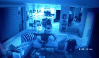 Paranormal Activity 2 – Bekommt Besuch von seiner völlig durchgeknallten Schwägerin Katie (Katie Featherston, hinten): Daniel Rey (Brian Boland, vorne) ...