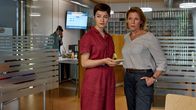Mordufer – Die Kriminalkommissarinnen Chiara Locatelli (Maria Wördemann, M.) und Doro Beitinger (Franziska Weisz, r.) ermitteln im Einwohnermeldeamt. Katrin Glaunsinger (Beate Constanze Pitronik, l.) kann offenbar wenig zur Aufklärung des Mordes an ihrer Mitarbeiterin beitragen.