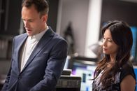 Elementary – Joan (Lucy Liu, r.) ist sauer, weil Holmes (Jonny Lee Miller, l.) Kontakt mit ihrem Freund Andrew hat - was bezweckt er damit?
