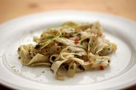 Zu Tisch ... – Pasta mit Buchensprossen, Birkenknospen und rotem Pfeffer