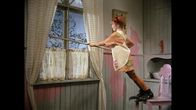 Astrid Lindgren:: Pippi Langstrumpf – Bei ihrem Hausputz sorgt Pippi (Inger Nilsson) dafür, dass man endlich wieder durch die Küchenfenster sehen kann.