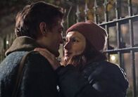 Amour fou: La Maison - Haus der Lust – Als Emma (Ana Girardot) sich ernsthaft in Ian (Lucas Englander) verliebt, steht sie vor einer kniffeligen Entscheidung: Möchte sie weiterhin im Bordell arbeiten?