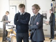 Homeland – Die Journalistin Laura Sutton hat das CIA-Dokument veröffentlicht und dadurch den BND und die CIA in Schwierigkeiten gebracht: Hans (Sebastian Hülk, 2.v.l.) und Astrid (Nina Hoss, 2.v.r.) ...