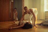 Blutige Anfänger – Sakine (Selin Kavak, M.) ist während einer Yogasession zusammengebrochen. Julia (Esther Schweins, r.) versucht, ihr zu helfen.