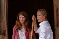 Frühling – Das Pferd Henry sorgt für Streit zwischen Charlotte (Irene Böhm, l.) und ihrer Mutter Luisa Gossner (Tessa Mittelstaedt).