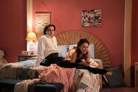 Ted – John Bennett (Max Burkholder, l.); Betheny (Charlotte Fountain-Jardim, r.)