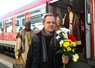 Stille Nächte – Georg (Matthias Koeberlin) möchte seine Ex-Frau Rita mit Blumen überraschen.