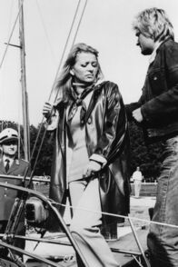Hamburg Transit – Heil überstanden haben Ulla (Eva Christian) und Jan (Peter Palmer) ein gefährliches Abenteuer. Die rettende Polizei erwartet sie am Landesteg.