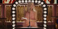 Hacks – DJ (Kaitlin Olson) tritt bei der "Roast"-Show zu Ehren ihrer Mutter auf. Ava fürchtet Details der schwierigen Mutter-Tochter-Beziehung könnten ein Desaster für Deborah werden oder die schlechten Witze eine Blamage für DJ.