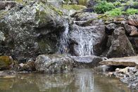 Der Pool-Profi – A waterfall running into the pool.