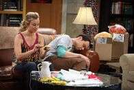 The Big Bang Theory – Während Sheldon (Jim Parsons, r.) Penny (Kaley Cuoco, l.) bei ihrer Haarspangen-Idee behilflich ist, trinkt er erstmalig in seinem Leben Kaffee. Mit fatalen Folgen ...