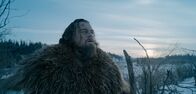 The Revenant - Der Rückkehrer – Zusammen mit einer Gruppe Gleichgesinnter macht sich der Fallensteller und Pelztier-Jäger Hugh Glass (Leonardo DiCaprio) auf den Weg in die winterlichen Wälder. Doch der Angriff von Arikaree-Indianern und einem Grizzly bringen den Trapper schließlich in Lebensgefahr ...