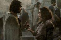 Der Herr der Ringe: Die Ringe der Macht – Isildur (Maxim Baldry, l.) bekommt überraschenden Besuch von Estrid (Nia Towle, r.).