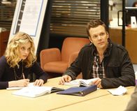 Community – Während Britta (Gillian Jacobs, l.) von Shirley und Annie endlich als Frau akzeptiert wird, weil sie sich an den Gesprächen auf der Mädchen-Toilette beteiligt, hat Collegeleiter Pelton eine ganz besondere Aufgabe für Jeff (Joel McHale, r.) ...