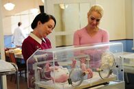 Love Child – Frances Bolton (Mandy McElhinney, l.); Joan Millar (Jessica Marais, r.)