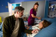 Bettys Diagnose – Von links: Daniel Lorenz (Nicholas Reinke), Elisabeth Hertz (Henrike Hahn), "Toni" Lorenz (Tilda Herwig)