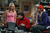 The Big Bang Theory – Penny (Kaley Cuoco, l.) lernt Howard (Simon Helberg, M.), der angestrengt versucht ein Frauenheld zu sein, und Rajesh (Kunal Nayyar, r.), der in Gegenwart von Frauen nicht sprechen kann, kennen ...