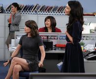 How I Met Your Mother – Während sich Ted in Lilys Schwangerschaft einmischt, kommt Robin (Cobie Smulders, 2.v.l.) nicht damit klar, dass Nora (Nazanin Boniadi, r.) und Barney so verliebt sind ...