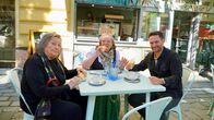 Hoagascht – Richard Deutinger mit Elfriede Henckel-Donnersmarck (links) und Barbara Schenner (mitte) Ischler im Schaumrollen-Bistro Rührwerk